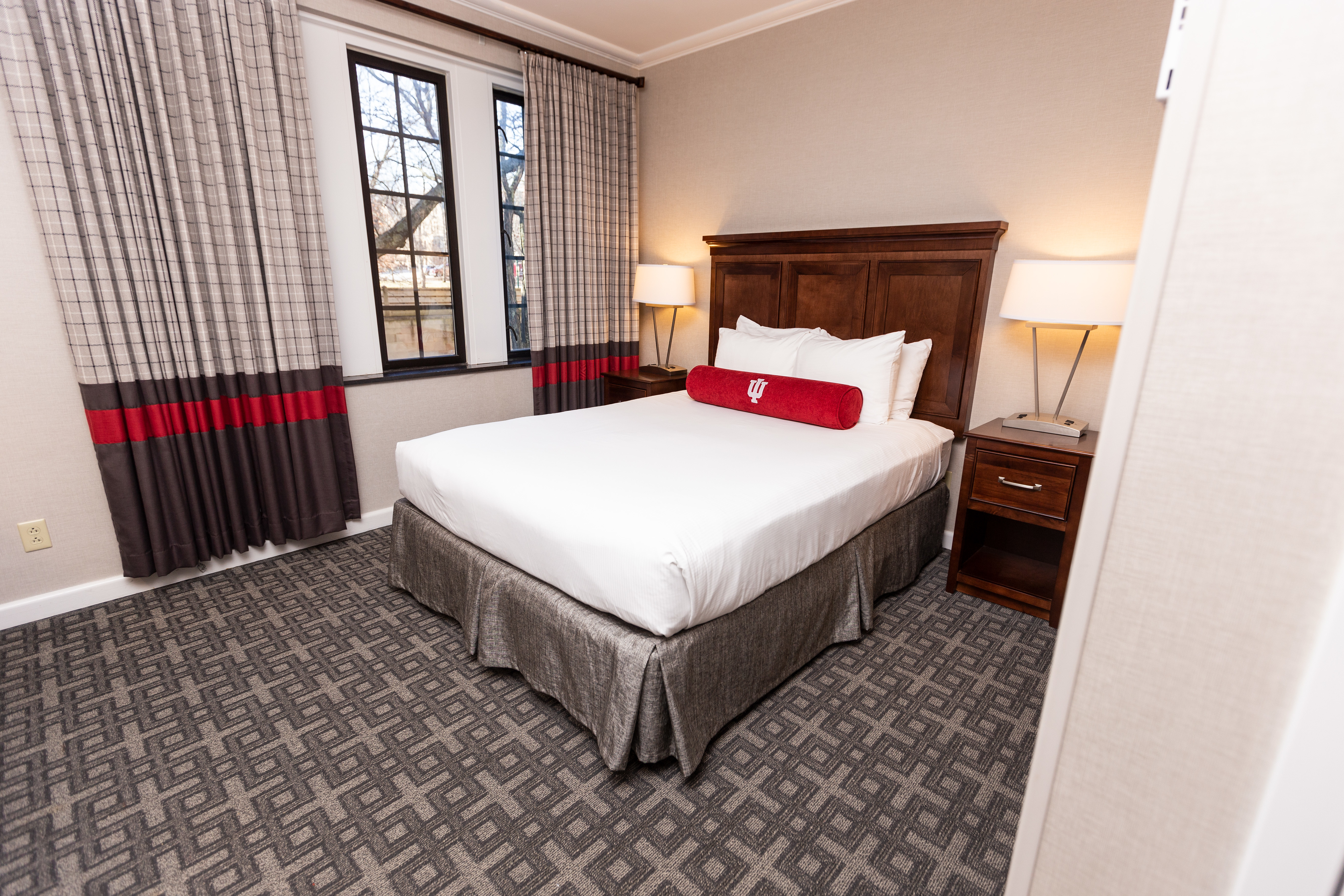 One-Queen-Bed,-Hearing-Accessible.jpg
